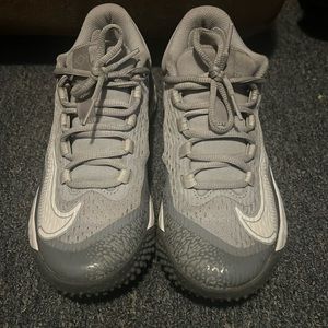 These are boys size 5 turf sneakers for football workouts or indoor training.